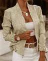 Détail d'une veste bomber à paillettes dorées avec fermeture éclair et manches longues - S / Hauts / Kaki