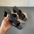 Vista dettagliata di eleganti sandali neri con tacco largo e cinturini incrociati alla moda - 38 / 8cm / Nero