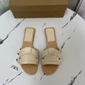 Primo piano di sandali bassi beige con design a fasce incrociate e punta quadra - 38 / Albicocca