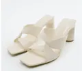 Dettaglio di sandali beige con tacco a blocco, eleganti cinturini incrociati e punta quadra. - 38 / 8cm / Bianco