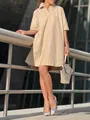 Robe chemise trapèze beige élégante et ample à manches courtes dans un cadre urbain. - S / Robe (Boutonnée) / Abricot