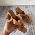 Eleganti sandali marroni con tacco a blocco, cinturini incrociati e punta quadrata chic. - 36 / 8cm / Marrone