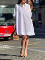 Vue en pied d'un mannequin portant une robe chemise blanche minimaliste en coupe A en ville. - S / Robe (Boutonnée) / Blanc