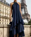 Dettaglio dell'abito lungo a balze blu navy con scollo all'americana e Torre Eiffel. - Blu navy