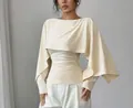 Elegante top estilo chal beige con cuello redondo y diseño de capa con ajuste entallado. - S / Tops / Albaricoque