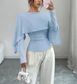Vista detallada de un top azul claro de manga larga con elegante diseño de capa - Azul cielo