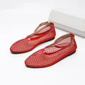 Vue détaillée des ballerines rouges en maille respirante avec bride à la cheville - 35 / Rouge