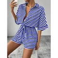 Tuta estiva chic a righe bianche e blu con colletto abbottonato e cintura in vita. - Taglia S / Set / Blu
