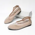 Détail de ballerines en résille beige respirantes avec bride de cheville réglable - Abricot