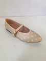 Vista lateral de bailarinas Mary Jane beige con lunares blancos y hebilla - 35 / Albaricoque