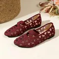 Détail de chaussures Mary Jane bordeaux en mesh avec broderies florales et brides croisées. - 35 / Bordeaux