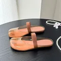 Gros plan sur les mules cristal à bout fendu orange avec PVC transparent et sangle - 35 / Beige