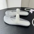Mules élégantes argentées à bout fendu, avec bride élastique blanche et semelle plate souple - 35 / Blanc