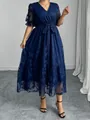 Elegantes marineblaues Midi-Spitzenkleid mit V-Ausschnitt, Schmetterlingsmuster und Rüschen - 3XL / Kleider / Blau