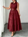 Vista dettagliata di un abito midi senza maniche bordeaux con colletto polo e cintura. - 3XL / Vestiti / Rosso