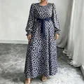 Maxikleid in Übergröße mit Leopardenmuster, langen Ärmeln und blauem Bindegürtel - 3XL / Kleider / Blau