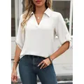 Elegante blusa blanca con cuello en V y mangas enrollables para un look casual de moda - S / Tops / Blanco