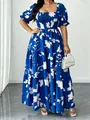 Dettaglio dell'elegante abito lungo blu a fiori con scollo quadrato e gonna a balze - stampa blu