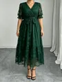 Detailansicht eines eleganten dunkelgrünen Spitzen-Midikleids mit V-Ausschnitt und Flügelärmeln - 3XL / Kleider / Grün