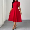 Elegantes rotes knielanges Kleid mit Stehkragen und kurzen Ärmeln für den schicken Sommerstil - 0XL / Kleider / Rot