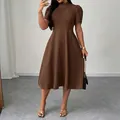 Elegantes braunes Kleid mit Stehkragen und kurzen Ärmeln in Knielänge für Damen - 0XL / Kleider / Dunkelbraun