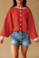 Dames los gebreid rood vest met roze contrastbies en witte knopen voor herfst en winter - S / Tops / Rood