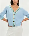 Elegante cárdigan de punto azul claro con botones y remates a rayas verdes y blancas - S / Tops / Azul