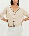 Elegante cárdigan beige de punto con ribetes de rayas y cierre de botones frontal. - S / Tops / Albaricoque
