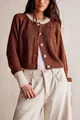 Brauner Strick-Cardigan mit Kontrast-Rundhalsausschnitt, weißen Knöpfen und Bündchen. - S / Oberteile / Kaffeebraun