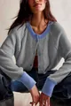 Grau-blauer Strickcardigan mit Kontrastfarben, Rundhals und einreihiger Knopfleiste - S / Oberteile / Grau