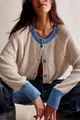 Gestrickte Kontrast-Strickjacke mit Rundhalsausschnitt, blauen Bündchen und Knöpfen in Beige - Aprikose