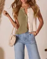Stylisches zweifarbiges Strick-Crop-Top in Grün und Creme mit Knöpfen und Rundhalsausschnitt - S / Oberteile / Grün Bunt