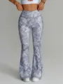 Damen Yoga-Schlaghose mit hoher Taille und abstraktem hellblauem Marmordruck am Model - S / Unterteile / Astmuster