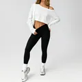 Eng anliegendes nahtloses Yoga-Set mit weißem bauchfreiem Oberteil und schwarzen Leggings - S / Set / Weiß