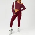 Zweiteiliges burgunderrotes nahtloses Yoga-Set mit langärmeligem bauchfreiem Top und Leggings - S / Set / Burgunderrot