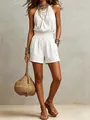 Look bohemio de verano con un mono sin mangas de lino blanco y accesorios tejidos - Blanco