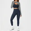 Professionelles nahtloses Yoga-Set mit blauem Sport-BH, Leggings und grauem Bolero - S / Set / Grau