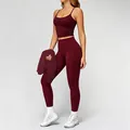 Professionelles burgunderrotes 3-teiliges nahtloses Yoga-Set mit Sport-BH und Leggings - S / Set / Burgunderrot