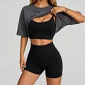 Set yoga senza cuciture con reggiseno sportivo nero, pantaloncini e t-shirt grigia. - Taglia S / Set / Set di 3 pezzi / Grigio