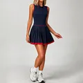 Ärmelloses Tennis-Kleid in Marineblau mit rotem Besatz und Faltenrock für Sport - XS / Kleider / Marineblau
