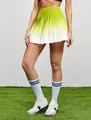 Hoch taillierter Tennisrock mit Farbverlauf in Limettengrün und integrierter Hose - Grasgrün