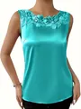 Detailweergave van turquoise satijnen top met de ingewikkelde kanten bloemenhals - S / Tops / Teal