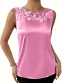 Gedetailleerde weergave van de roze satijnen top met verfijnd geborduurd bloemenkant - S / Tops / Violet