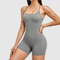Combinaison de yoga grise ajustée avec fines bretelles et coussinets de poitrine - Gris clair