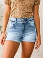 Nahaufnahme einer hellblauen High-Waist-Denim-Shorts mit ausgefranstem Saum - S / Unterteile / Hellblau
