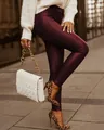 Detailansicht der burgunderfarbenen Kunstleder-Leggings mit hoher Taille - S / Unterteile / Burgunderrot