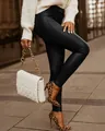 Detailaufnahme der Passform und Textur dieser stylischen schwarzen Kunstleder-Leggings - S / Unterteile / Schwarz