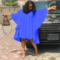 Primo piano dell'abito a pieghe blu vivace taglie forti con eleganti maniche a pipistrello. - 3XL / Vestiti / Blu