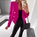 Modischer magentafarbener Kurzblazer mit dekorativen silbernen Löwenknöpfen und langen Ärmeln - S / Oberteile / Fuchsia
