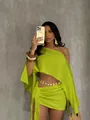 Dettaglio del set da vacanza verde lime con top monospalla asimmetrico e minigonna corta - Verde